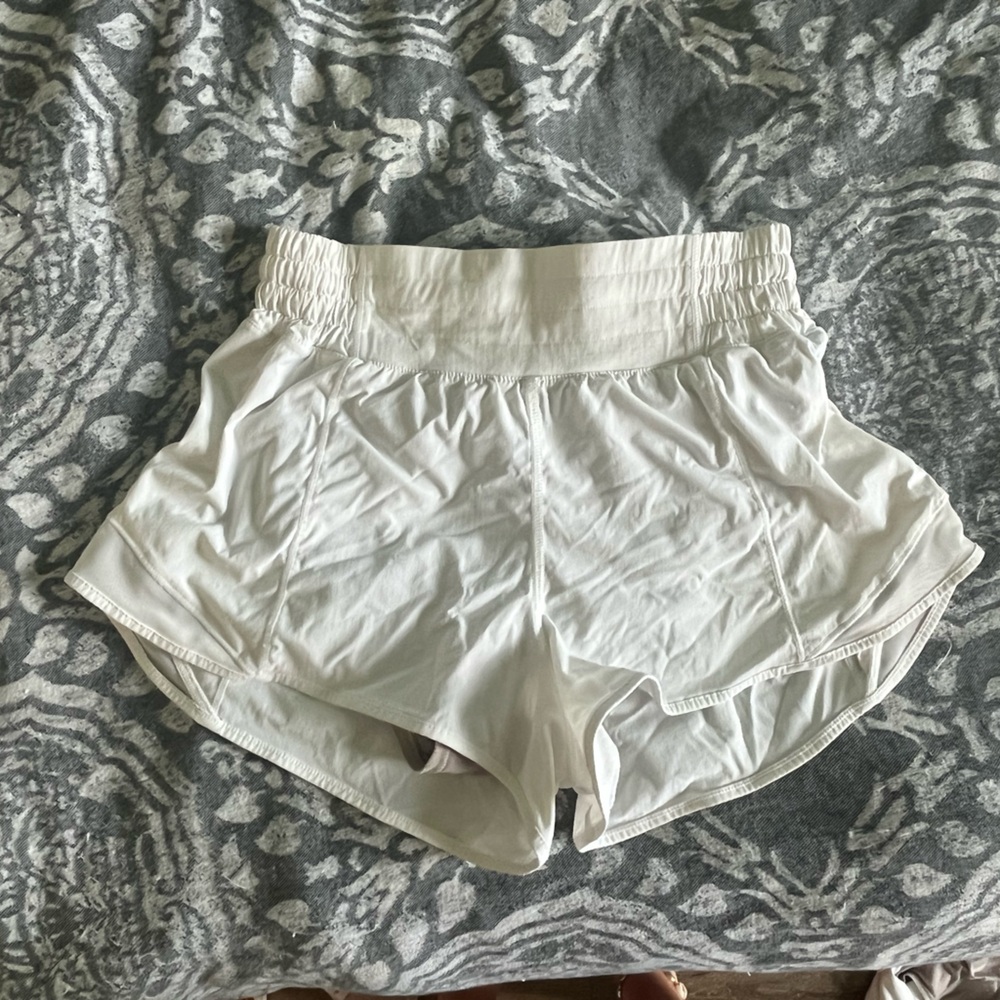 White high waisted 2.5 inch lululemon hotty hot shorts
